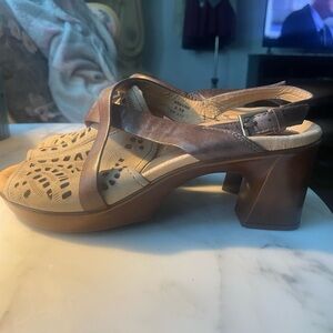 Adorable Retro Earth Women's Brown and Gray Sandals 6.5 70”s